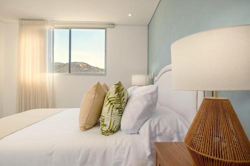 a bedroom with a white bed with a window at Exclusive Luxury Apartment 2 BRD In Rodadero in Gaira