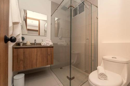 a bathroom with a shower and a toilet and a sink at Exclusive Luxury Apartment 2 BRD In Rodadero in Gaira