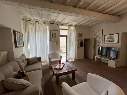 un soggiorno con divano e TV di Your Terrace in Fiesole a Fiesole