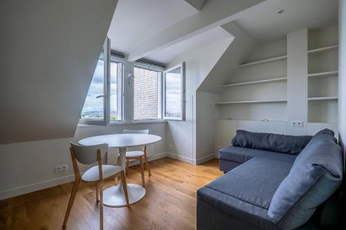 un salon avec un canapé et une table dans l'établissement GoodGuest-Trocadéro Tour Eiffel Bail Mobilité, à Paris