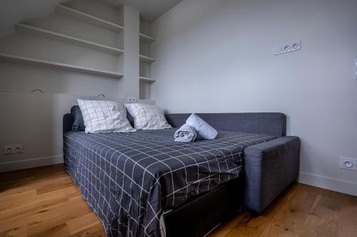 - une chambre dotée d'un lit avec une couverture bleue dans l'établissement GoodGuest-Trocadéro Tour Eiffel Bail Mobilité, à Paris