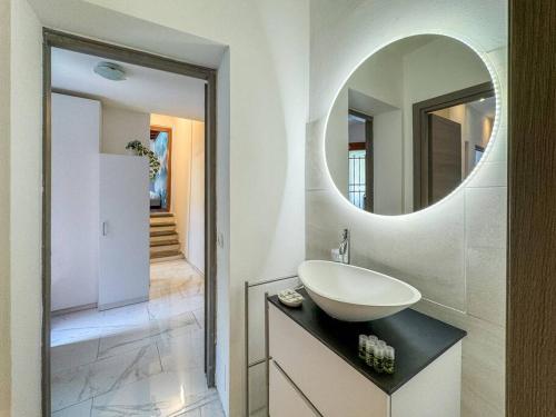 La salle de bains est pourvue d'un lavabo et d'un miroir. dans l'établissement Como - Magic Garden House - Lake View, à Côme