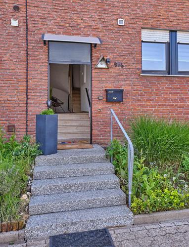 a set of stairs leading to a brick building at KATARINAS HOUSE mit 2 FeWo stilvoll, gemütlich & zentral Boxspringbett, Parkplatz, Balkon oder Garten in Moers