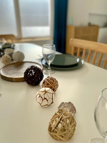 une table avec plusieurs biscuits et des verres dessus dans l'établissement Chez Colette, à Void
