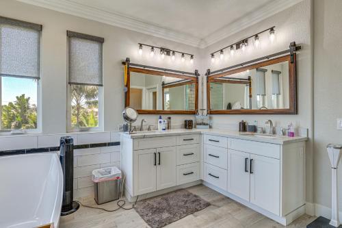 uma casa de banho com dois lavatórios e dois espelhos em Updated Carlsbad Home with Private Pool and Hot Tub! em Carlsbad