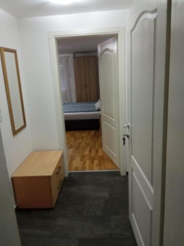 un corridoio con una camera con un letto e una porta di Velika private soba center banja a Vrnjačka Banja