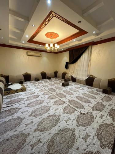 una grande stanza con un grande tappeto sul pavimento di فيلا دورين وملحق a Muná
