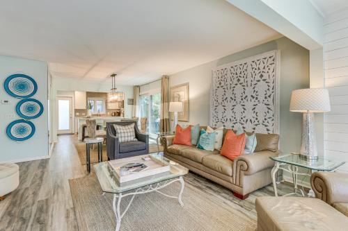 Χώρος καθιστικού στο Modern Hilton Head Retreat Walk to Beach and Golf!