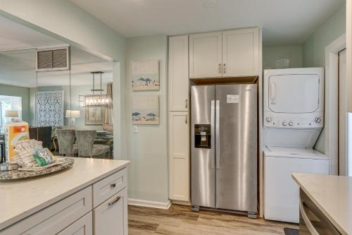Η κουζίνα ή μικρή κουζίνα στο Modern Hilton Head Retreat Walk to Beach and Golf!