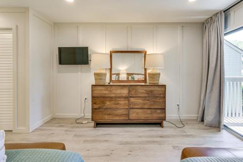 Μια τηλεόραση ή/και κέντρο ψυχαγωγίας στο Modern Hilton Head Retreat Walk to Beach and Golf!