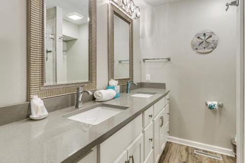 Ένα μπάνιο στο Modern Hilton Head Retreat Walk to Beach and Golf!