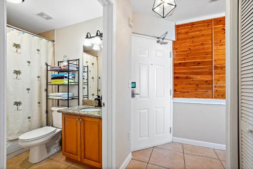 a bathroom with a toilet and a shower and a sink at Oceanfront Luxury Condo! Mins to beach! Rum Bar Next Door! in St. Petersburg