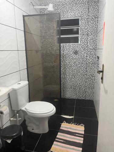 y baño con aseo y ducha. en Casa do Monte en Guarulhos