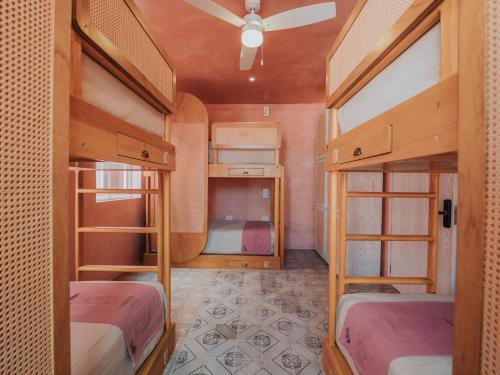 a room with two bunk beds and a ceiling at Casa Amate 61 - Mérida centro in Mérida