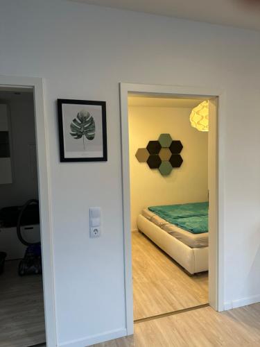 een kamer met een slaapkamer met een bed en een spiegel bij Apartment Zentral in Willingen