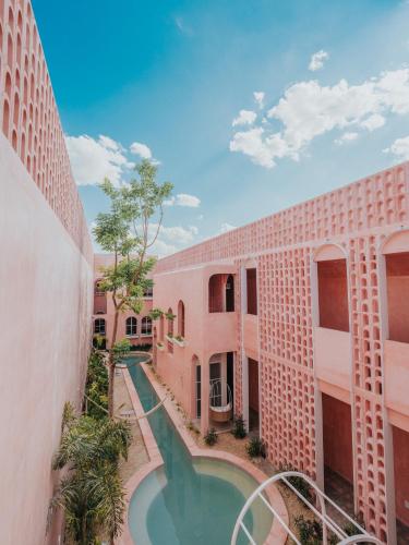 a view of the courtyard of a building with a swimming pool at Casa Amate 61 - Mérida centro in Mérida