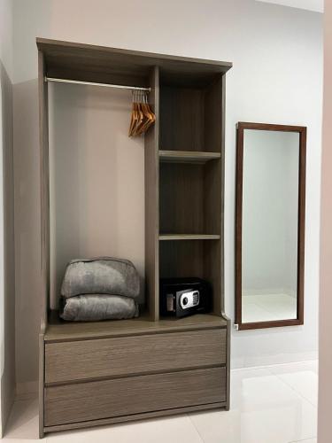 a wardrobe with a mirror and a radio in a room at Hotel GRALTA in Jalostotitlán