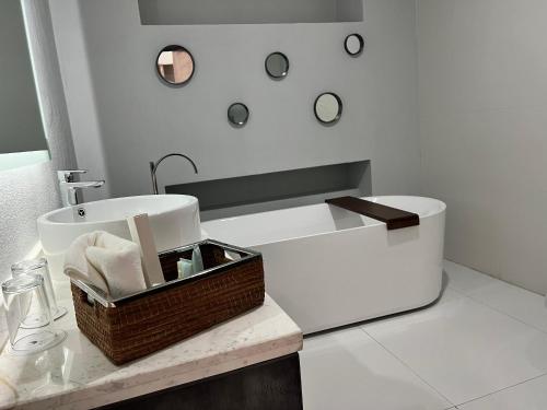 a bathroom with a sink and a basket on a counter at Hotel GRALTA in Jalostotitlán