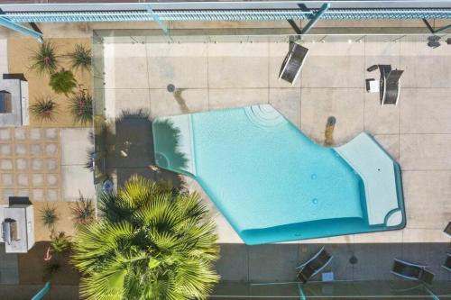an overhead view of a swimming pool in a resort at DTPH Modern Designer Studio - Pool & Parking - in Phoenix