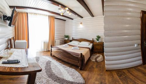 sypialnia z łóżkiem w pokoju w obiekcie Villa Anet w mieście Bukowel