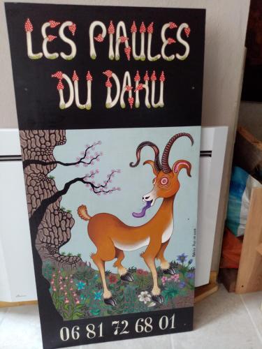 una señal para un libro con una foto de una cabra en Les piaules du dahu, en Le Monastier sur Gazeille