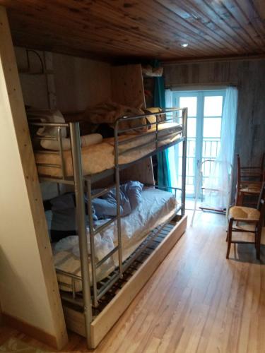 Двухъярусная кровать или двухъярусные кровати в номере Les piaules du dahu