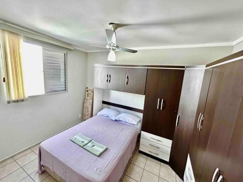 Ένα ή περισσότερα κρεβάτια σε δωμάτιο στο Apartamento em Piracicaba à 7min do centro