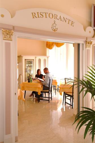 Restoran atau tempat lain untuk makan di Hotel Commercio