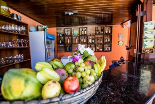 a bowl of fruit on a counter in a kitchen at Pousada Tranquilandia Village in Canoa Quebrada