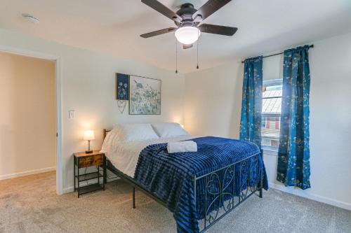 Spacious Shippensburg Home, Close to Museums!にあるベッド