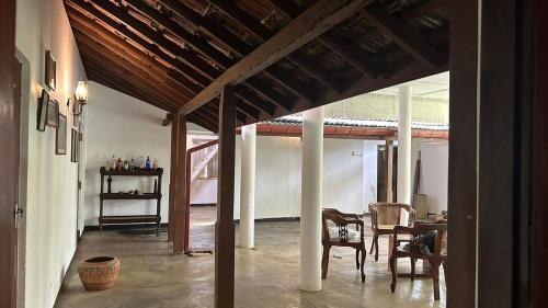 heritage bunglow by silk five في أفيزاويلا: غرفة معيشة فيها طاولة وكراسي