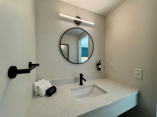uma casa de banho com um lavatório e um espelho em East Rock Inn em Great Barrington