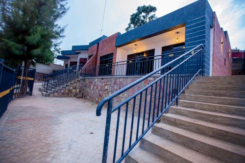 een trap voor een gebouw bij Guest Suite in Kigali in Kigali