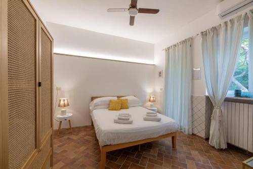 a bedroom with a bed with towels on it at Villa Dorothee in Capri