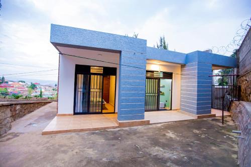 una casa azul y blanca con entrada en Guest Suite in Kigali en Kigali