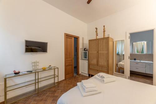 a bedroom with a white bed and a bathroom at Villa Dorothee in Capri