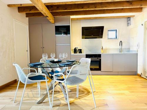 une salle à manger avec une table et des chaises dans une cuisine dans l'établissement Appartement en hyper centre d'Arles, à Arles