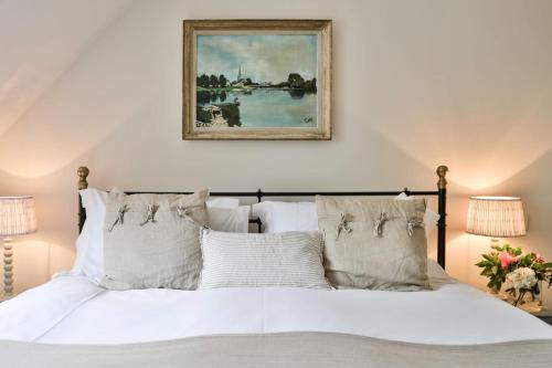 Voodi või voodid majutusasutuse Cotswold Luxury Coach House - ideal for couples, w/ EV charging toas