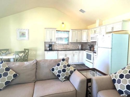 un salon avec un canapé et une cuisine dans l'établissement Horizon Cottage #4, à Rockport
