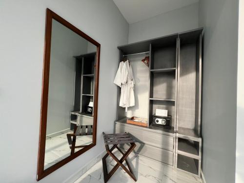a mirror in a room with a table and a stool at Hotel GRALTA in Jalostotitlán