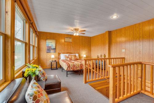 ein Schlafzimmer mit einem Bett und einem Sofa in einem Zimmer in der Unterkunft Cozy Wisconsin Cabin Walk to Beach and Boat Ramp! in McGregor