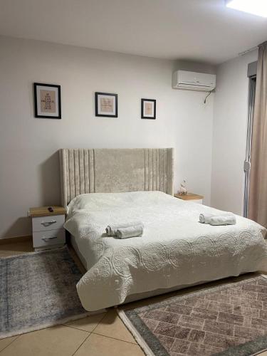 ein Schlafzimmer mit einem Bett mit zwei Handtüchern darauf in der Unterkunft Sol Apartments in Tirana