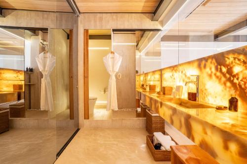 - une salle de bains pourvue d'un comptoir avec deux robes dans l'établissement El Santuario Resort & Spa, à Valle de Bravo