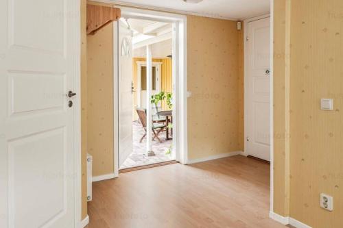 una habitación vacía con una puerta y una mesa en Tylösand guesthouse 300m from ocean & golf course en Halmstad