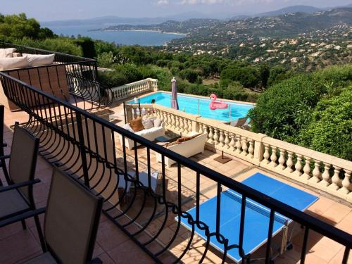 un balcon avec vue sur une piscine dans l'établissement Gulf Stream Villa, aux Issambres