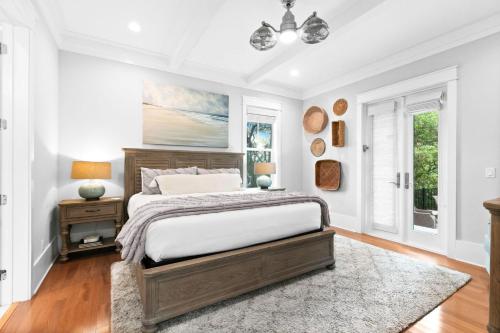 Un dormitorio con una cama grande y una ventana. en La Pura Vida, en Inlet Beach
