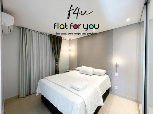 een slaapkamer met een bed met een bord met griep voor u bij 1501B - Espaçoso apê 2Q St Bueno in Goiânia