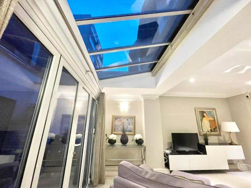 - un salon avec une lucarne au plafond dans l'établissement Mayfair 2 Bedroom With Large Private Terrace, à Londres