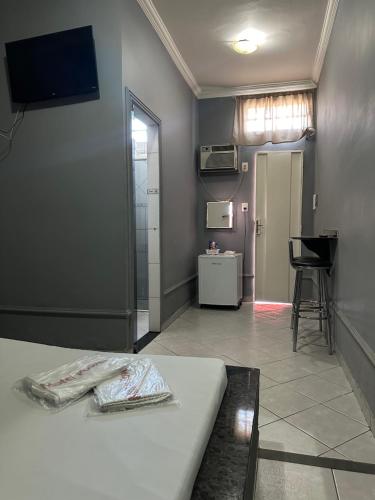 een kamer met een witte tafel en een kamer met een deur bij Motel Power in Belo Horizonte