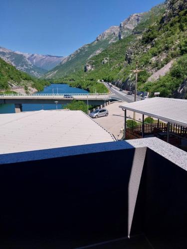 Nespecifikovaný výhled na hory nebo výhled na hory při pohledu z motelu